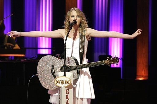 Taylor Swift — April 14 - Grand Ole Opry — photo 22