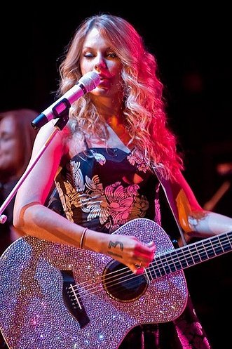 Taylor Swift — April 28 - Bishop Ireton High School — photo 3