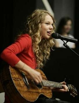 Taylor Swift — December 24 - Monroe Carell Jr. Children's Hospital — photo 2