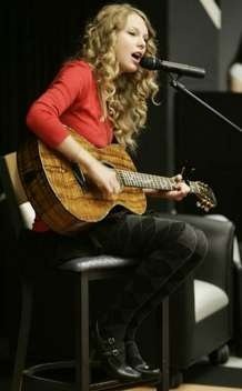 Taylor Swift — December 24 - Monroe Carell Jr. Children's Hospital — photo 5