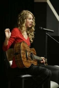 Taylor Swift — December 24 - Monroe Carell Jr. Children's Hospital — photo 7