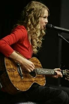 Taylor Swift — December 24 - Monroe Carell Jr. Children's Hospital — photo 9