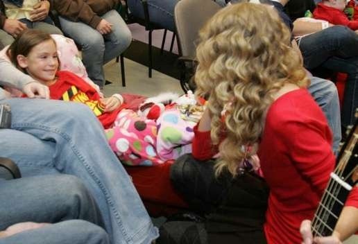 Taylor Swift — December 24 - Monroe Carell Jr. Children's Hospital — photo 10