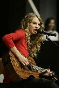 Taylor Swift — December 24 - Monroe Carell Jr. Children's Hospital — photo 11