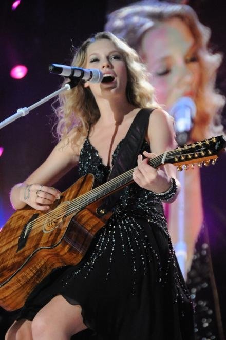 Taylor Swift — June 14 - CMA Music Festival — photo 27