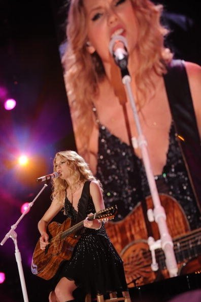 Taylor Swift — June 14 - CMA Music Festival — photo 35