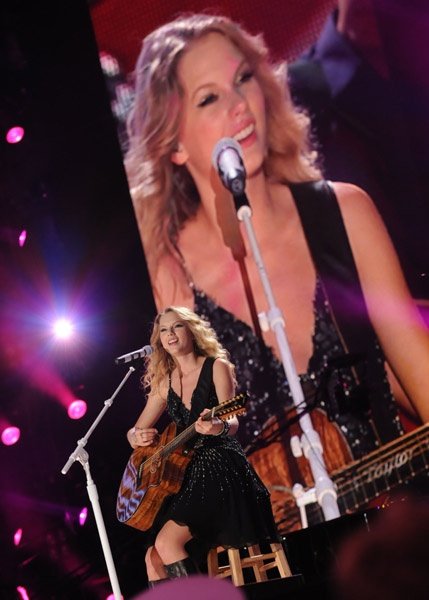 Taylor Swift — June 14 - CMA Music Festival — photo 71