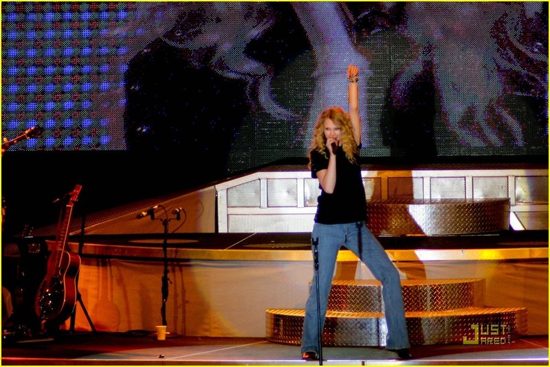Taylor Swift — March 1 - 74th Annual Strawberry Festival — photo 20