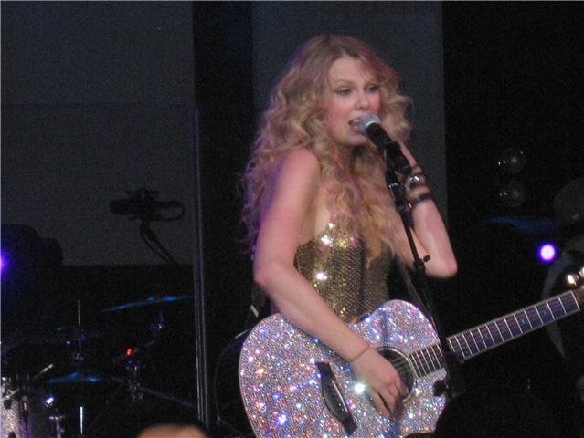 Taylor Swift — March 10 - Billboard The Venue — photo 35