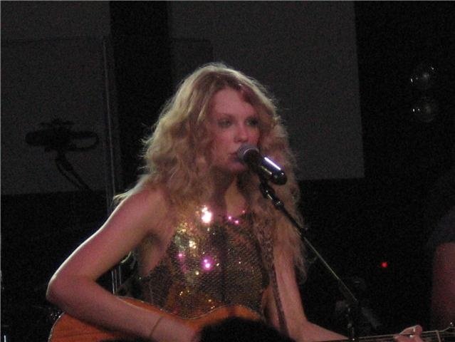 Taylor Swift — March 10 - Billboard The Venue — photo 37