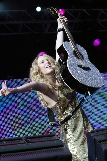 Taylor Swift — March 14 - Sound Relief — photo 3