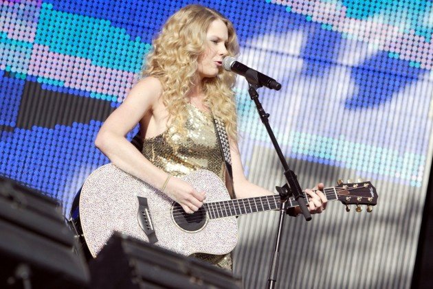 Taylor Swift — March 14 - Sound Relief — photo 4