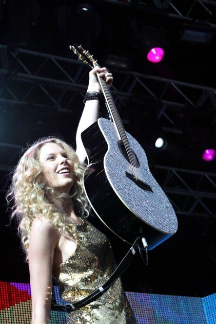 Taylor Swift — March 14 - Sound Relief — photo 6