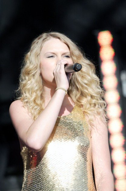 Taylor Swift — March 14 - Sound Relief — photo 10