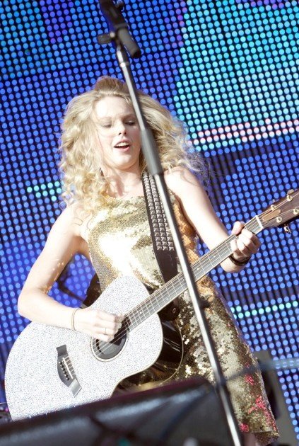 Taylor Swift — March 14 - Sound Relief — photo 11