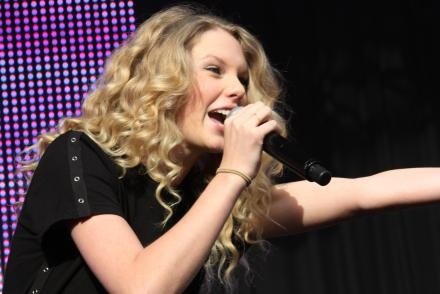 Taylor Swift — March 14 - Sound Relief — photo 15