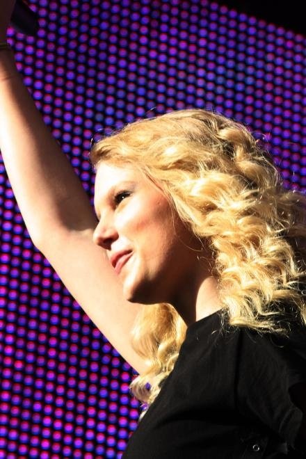 Taylor Swift — March 14 - Sound Relief — photo 16