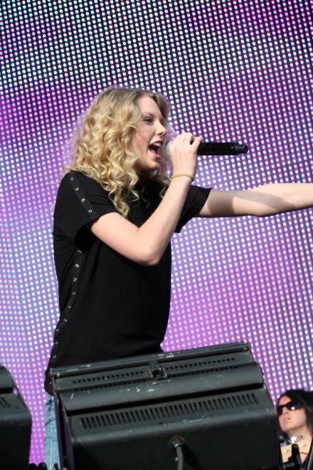 Taylor Swift — March 14 - Sound Relief — photo 17