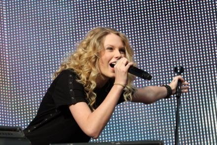 Taylor Swift — March 14 - Sound Relief — photo 18