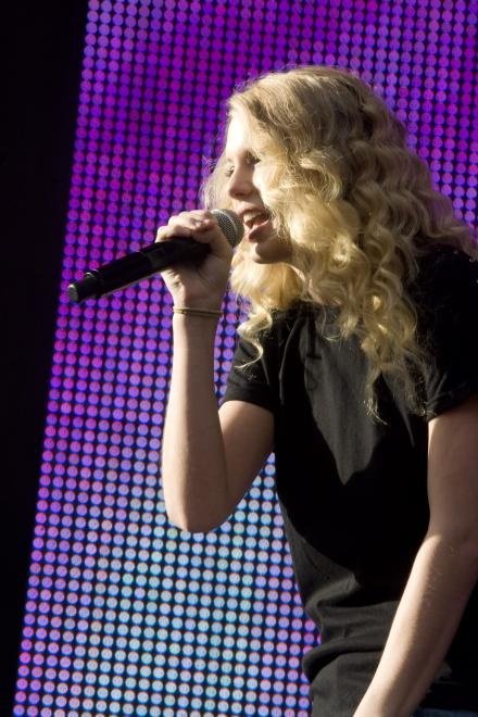 Taylor Swift — March 14 - Sound Relief — photo 22