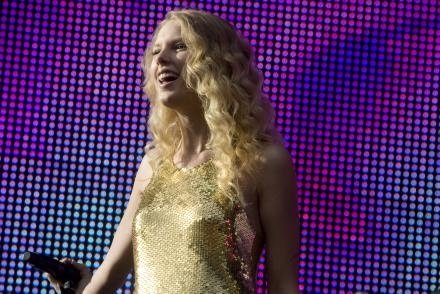 Taylor Swift — March 14 - Sound Relief — photo 26