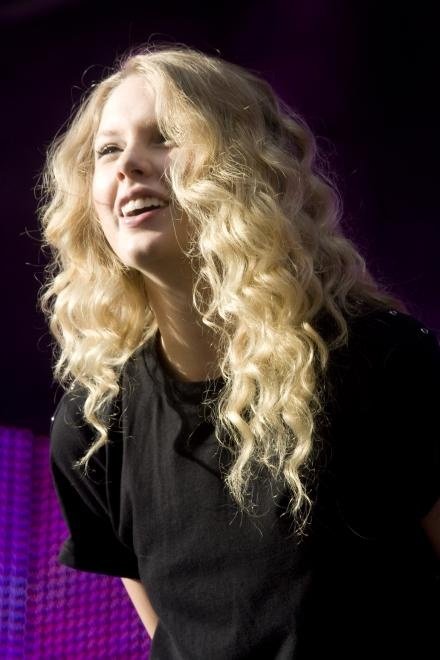 Taylor Swift — March 14 - Sound Relief — photo 28