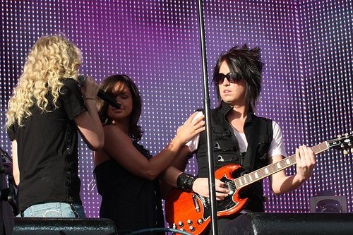 Taylor Swift — March 14 - Sound Relief — photo 31