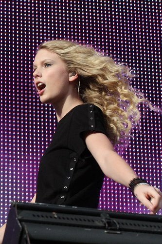 Taylor Swift — March 14 - Sound Relief — photo 33