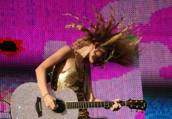 Taylor Swift — March 14 - Sound Relief — photo 39
