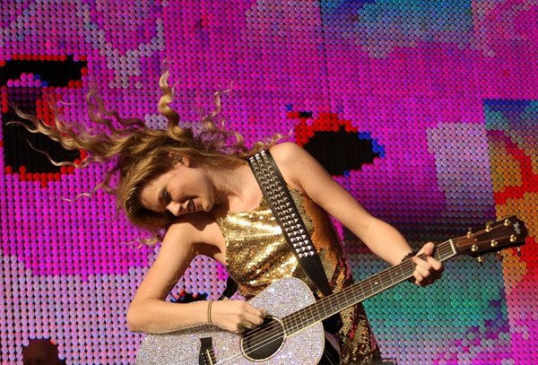 Taylor Swift — March 14 - Sound Relief — photo 42