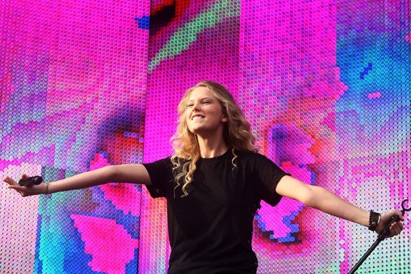 Taylor Swift — March 14 - Sound Relief — photo 50
