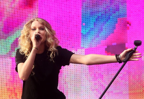 Taylor Swift — March 14 - Sound Relief — photo 52