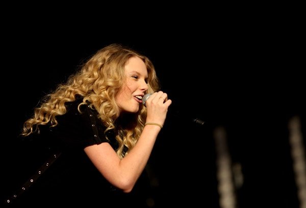 Taylor Swift — March 14 - Sound Relief — photo 55
