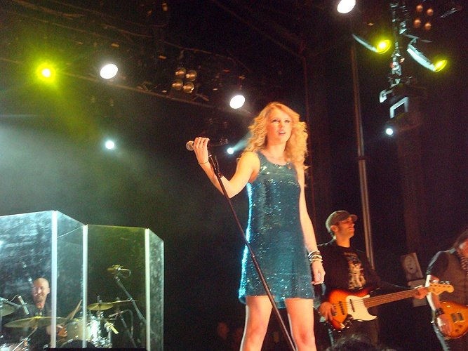 Taylor Swift — March 6 - CMC Rocks The Snowys — photo 11