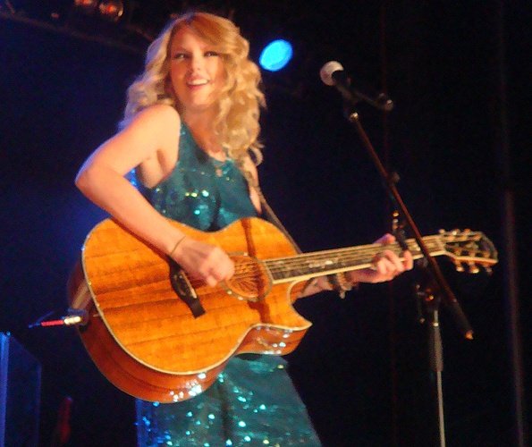 Taylor Swift — March 6 - CMC Rocks The Snowys — photo 28