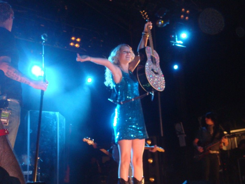 Taylor Swift — March 6 - CMC Rocks The Snowys — photo 29