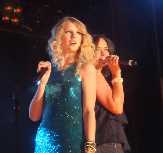 Taylor Swift — March 6 - CMC Rocks The Snowys — photo 35