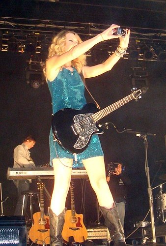 Taylor Swift — March 6 - CMC Rocks The Snowys — photo 39