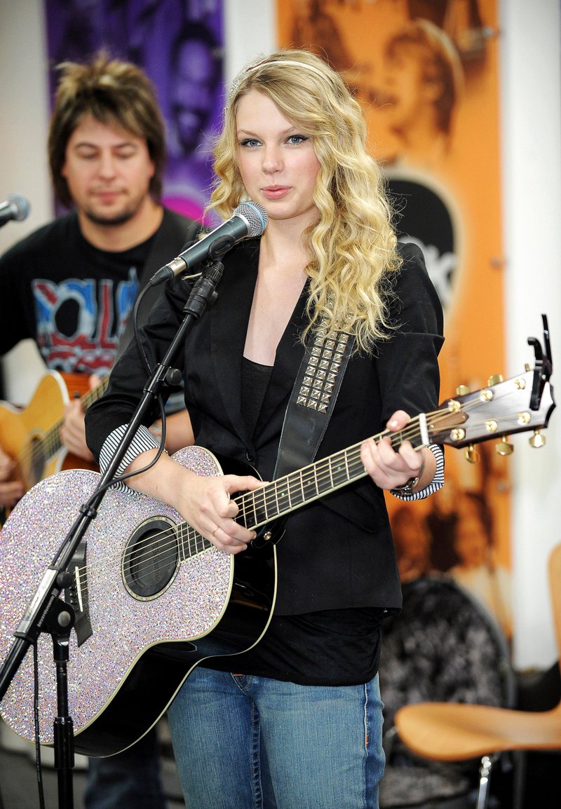Taylor Swift — Radio Station Key 103 Performance — photo 2