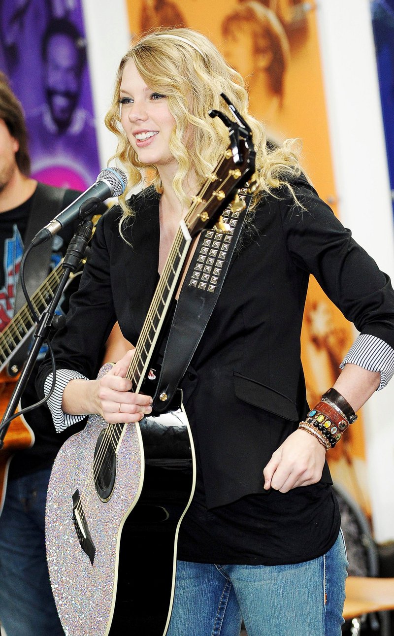 Taylor Swift — Radio Station Key 103 Performance — photo 3
