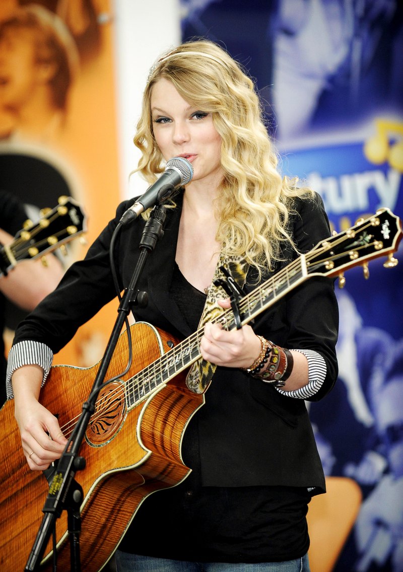 Taylor Swift — Radio Station Key 103 Performance — photo 4