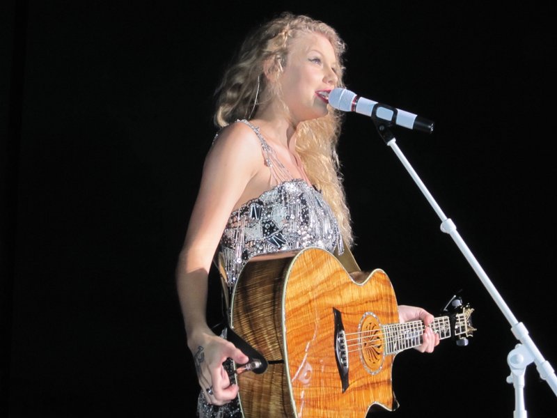 Taylor Swift — July 10 - Cavendish Beach Music Festival — photo 16