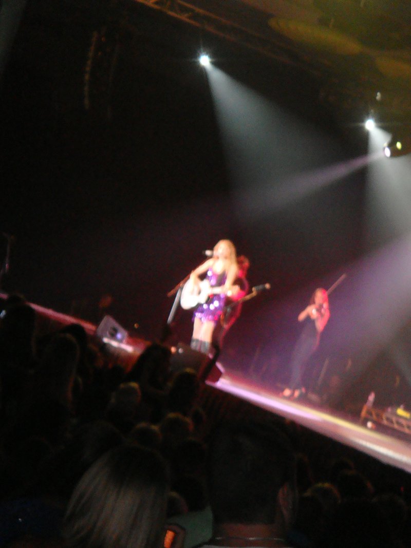 Taylor Swift — June 19 - Atlantis LIVE — photo 2