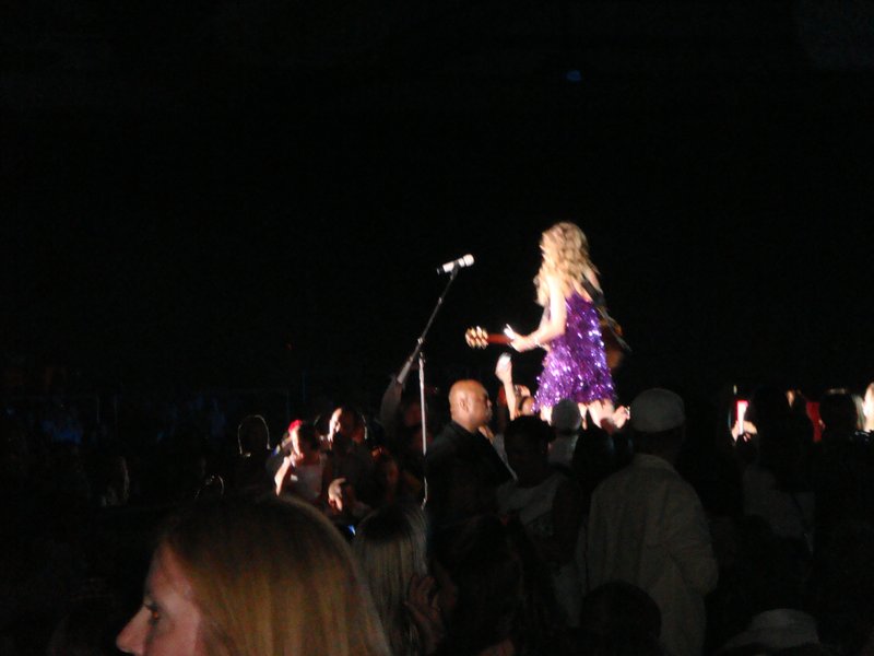 Taylor Swift — June 19 - Atlantis LIVE — photo 7