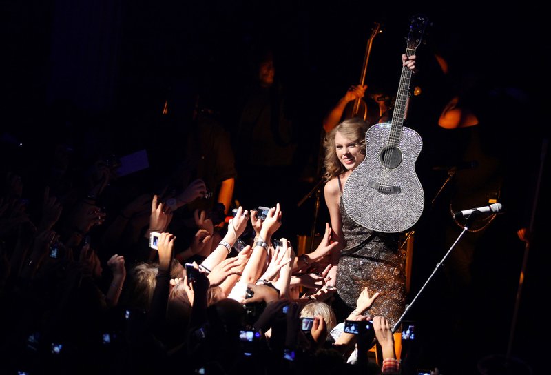 Taylor Swift — October 18 - Salle Wagram Ballroom — photo 10
