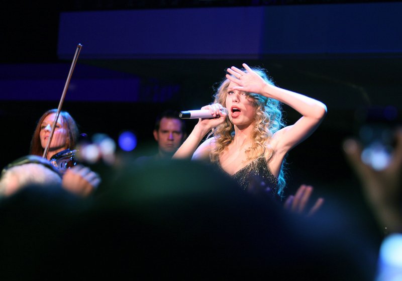 Taylor Swift — October 18 - Salle Wagram Ballroom — photo 15