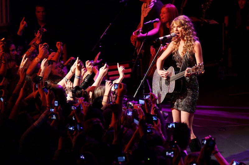 Taylor Swift — October 18 - Salle Wagram Ballroom — photo 16
