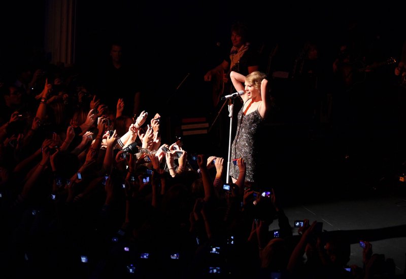 Taylor Swift — October 18 - Salle Wagram Ballroom — photo 17