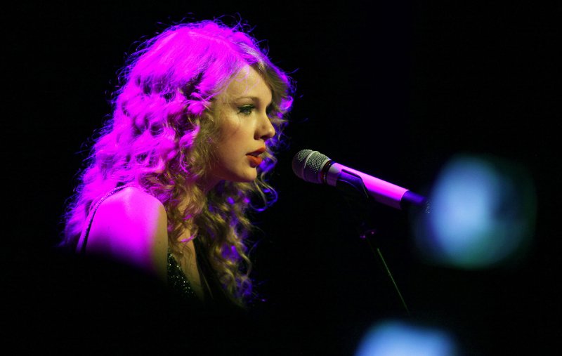 Taylor Swift — October 18 - Salle Wagram Ballroom — photo 18