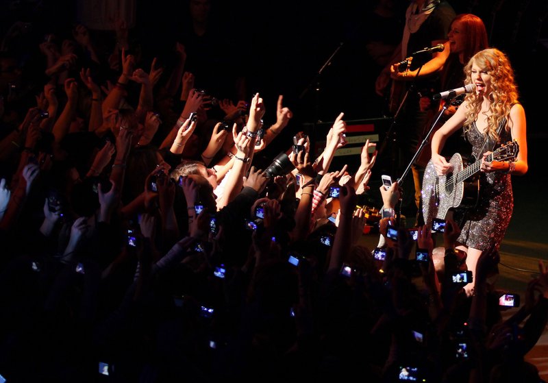 Taylor Swift — October 18 - Salle Wagram Ballroom — photo 21